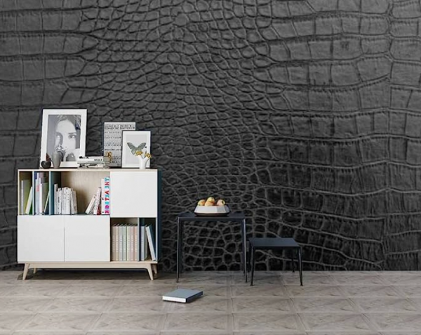 Dinding dengan aksen wallpaper bertekstur kulit buaya